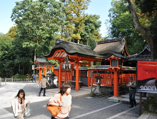 KYOTO, JAPAN - OCT 23 2012: A tourist at Fushimi Inari Shrine — Stock Photo, Image