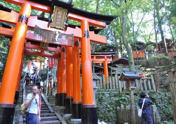 Kyoto, japan - 23. Okt 2012: ein Tourist am fushimi inari-Schrein — Stockfoto