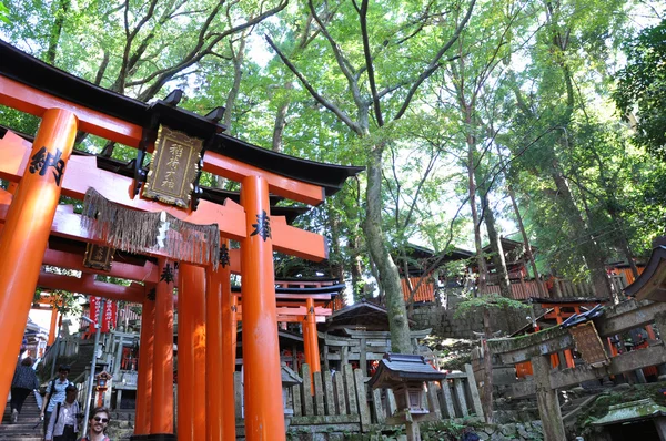 KYOTO, JAPÃO - OCT 23 2012: Um turista no Santuário Fushimi Inari — Fotografia de Stock