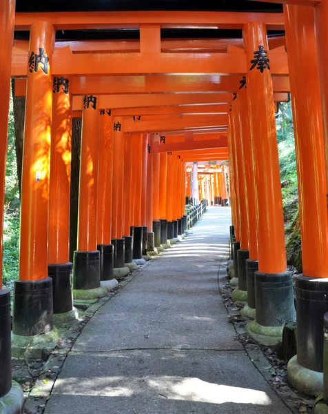 Miles de puertas torii en el Santuario Inari de Fushimi, Kyoto, Japón —  Fotos de Stock