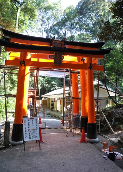 Puertas de Tori en el Santuario Inari de Fushimi en Kyoto, Japón . —  Fotos de Stock