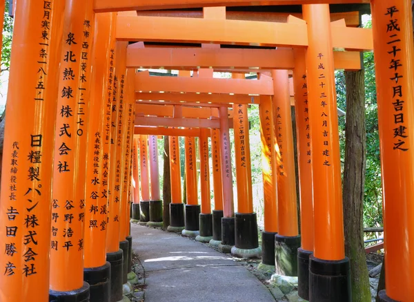 Túnel de miles de puertas torii en el santuario de Fushimi Inari — Foto de Stock