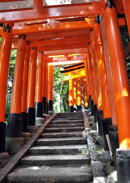Túnel de mil portões torii no Santuário Fushimi Inari, Quioto — Fotografia de Stock