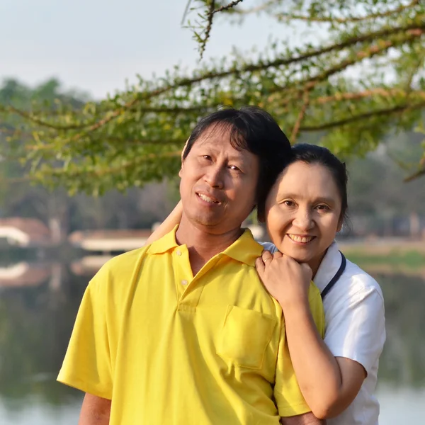 Mãe e pai felizes no parque — Fotografia de Stock