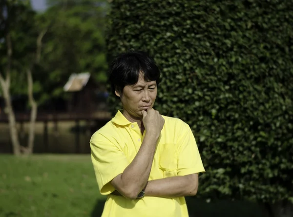 Portret van een senior mens, die nadenkende — Stockfoto