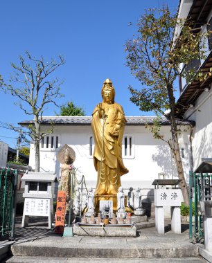 Altın heykel Guan Yin (merhamet tanrıçası)