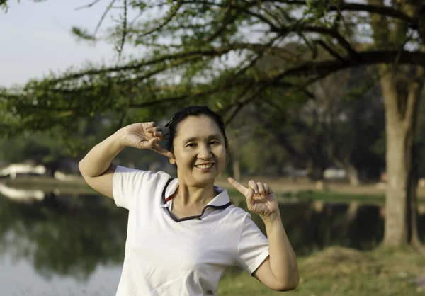 Happy woman in spring summer day — Stockfoto