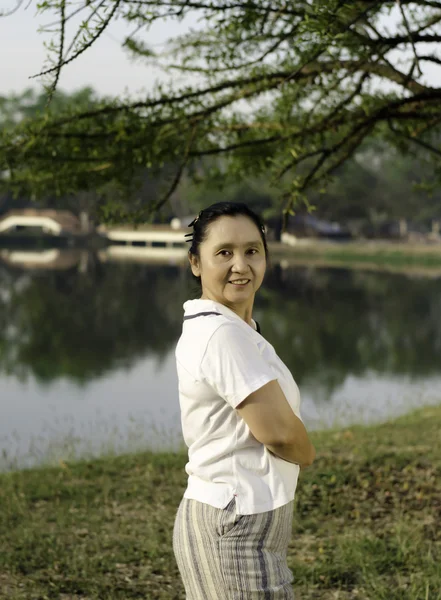 Mujer asiática feliz posando — Foto de Stock