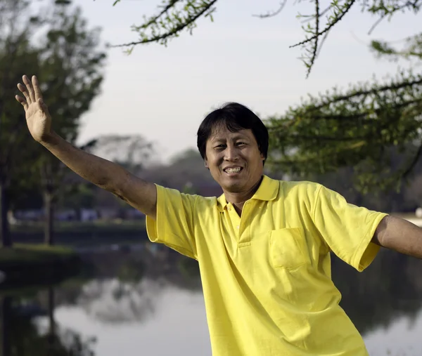 Porträt eines glücklichen asiatischen Mannes im Park — Stockfoto