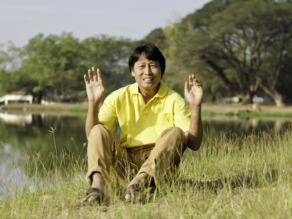 Porträtt av en lycklig asiatisk man — Stockfoto