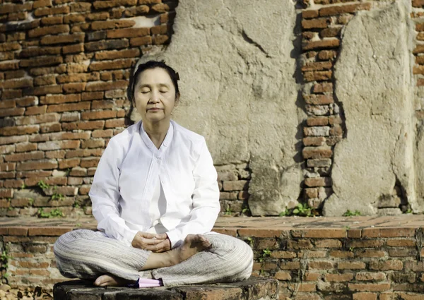 Buddhist woman in meditation — Stock Photo, Image