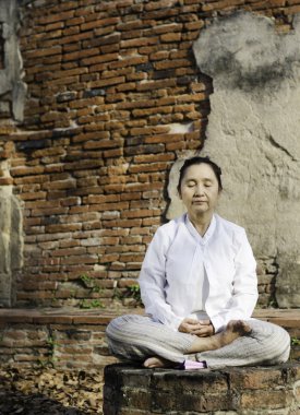 kadın tapınakta meditasyon