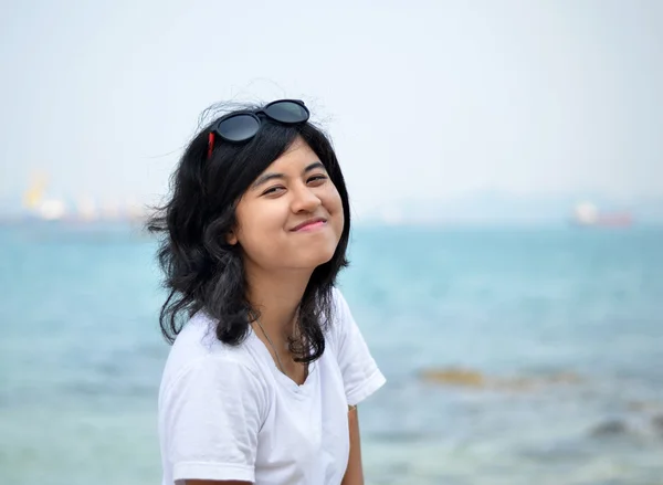 Young beautiful girl on the seaside — Stock Photo, Image