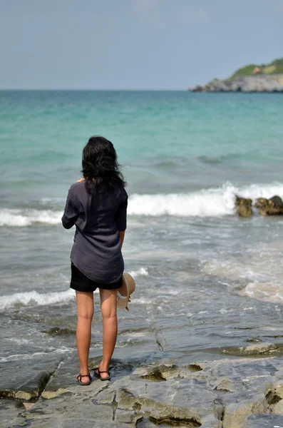 Одинокая женщина на пляже — стоковое фото