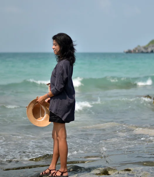 Kumsalda yürüyen yalnız kadın — Stok fotoğraf