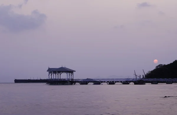 Soluppgång på vackra gamla bron på sichang island, chonburi pro — Stockfoto