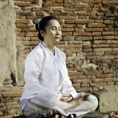 kadına karşı antik tapınak meditasyon