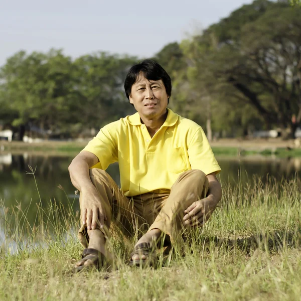 Aziatische man van middelbare leeftijd in het park — Stockfoto