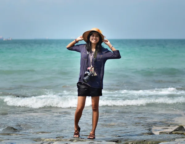 Азиатская женщина на пляже — стоковое фото