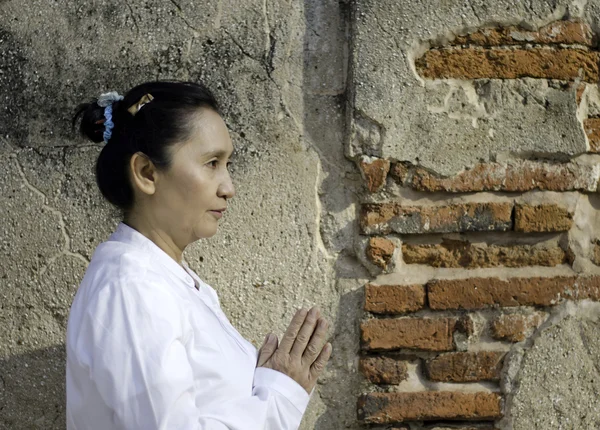 Asiática mujer saluda en templo, sawasdee —  Fotos de Stock