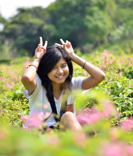 Retrato de una dulce joven sentada al aire libre — Foto de Stock