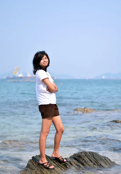 Vacker ung asiatisk kvinna på strand — Stockfoto
