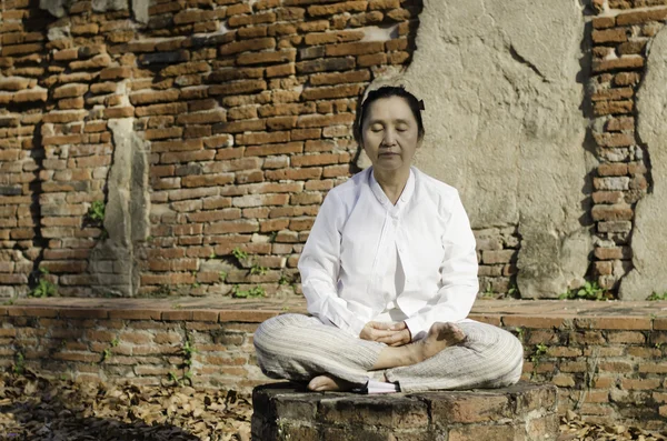 Donna buddista meditando — Foto Stock