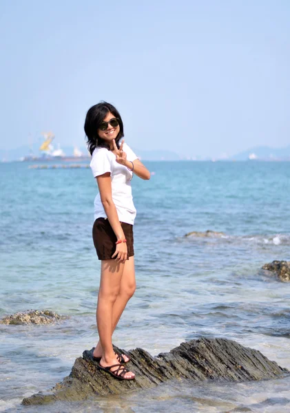 Asiatische Frau am Strand Sommerurlaub — Stockfoto