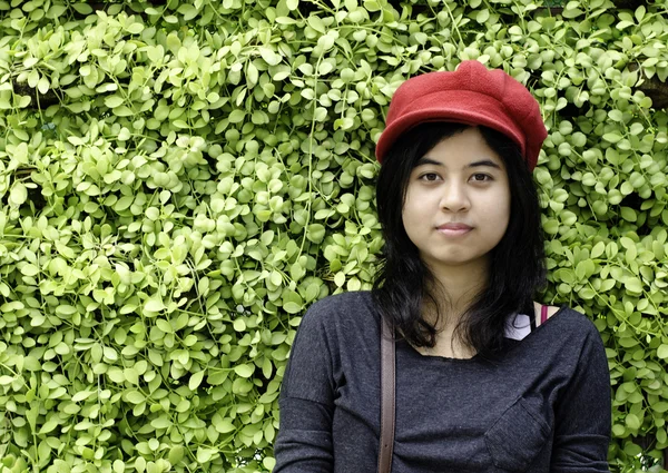 Asiatisk tjej på en bakgrund av grön natur — Stockfoto