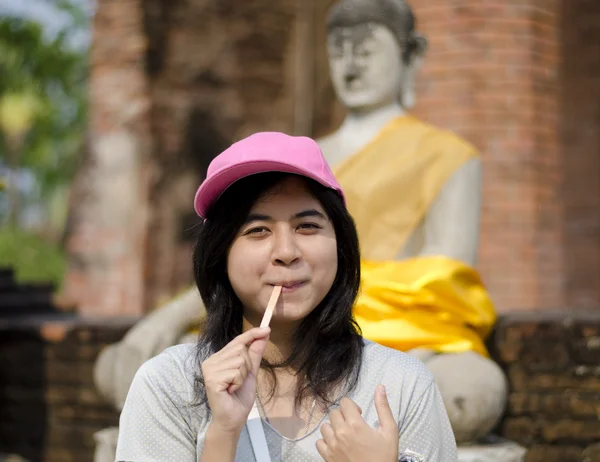 Vacker ung flicka och buddha vid wat yai chai mongkol tempel — Stockfoto