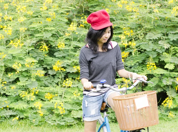 Frau mit Fahrrad im Park — Stockfoto