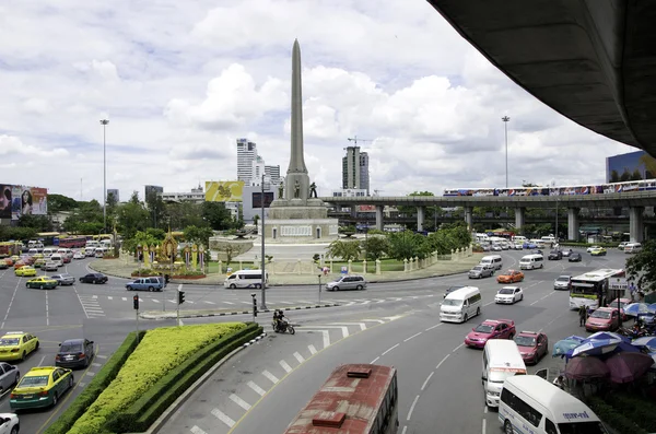 BANGKOK -ABRIL 16: Vista sobre o Monumento da Vitória os grandes militares — Fotografia de Stock