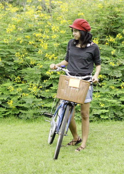 Woman with retro bicycle in a park — Stock Photo, Image