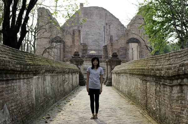 Femme asiatique appréciant au temple bouddhiste en Thaïlande . — Photo