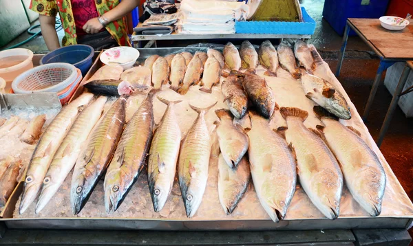 Variedade de peixe fresco frutos do mar no mercado — Fotografia de Stock