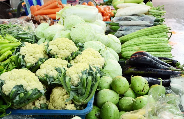 Diverse frukt och grönsaker brickor på marknaden — Stockfoto