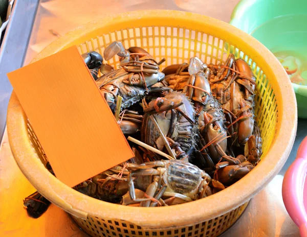 Cangrejos en la cesta para la venta, mercados de mariscos —  Fotos de Stock