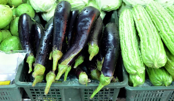 Korgar av kål och lila aubergine — Stockfoto