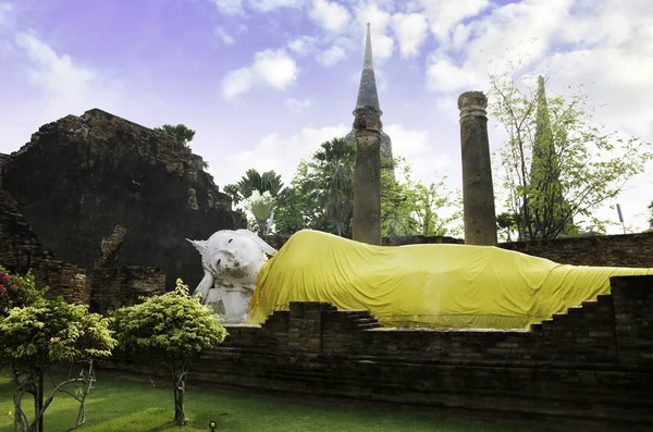 Ležícího Buddhy, wat yai chaimongkol v ayutthaya. — Stock fotografie