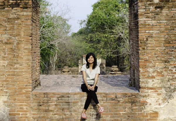 Hermosa mujer en el templo de Wat Maheyong, provincia de Ayutthaya, Tailandia —  Fotos de Stock
