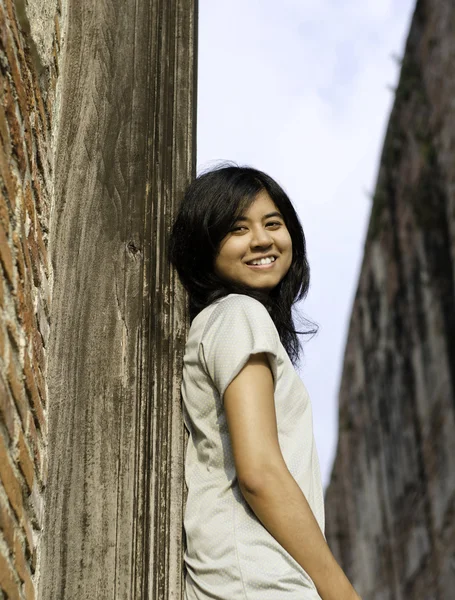 Jovencita en el Templo Wat Maheyong. Provincia de Ayutthaya - Tailandia — Foto de Stock