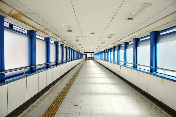 Corridoio lungo vuoto — Foto Stock