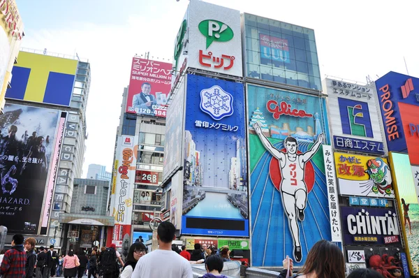 OSAKA, GIAPPONE - 23 OTTOBRE: Il cartellone di Glico Man Running e altri — Foto Stock