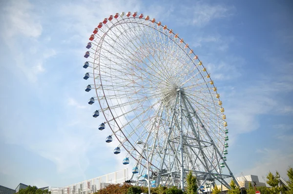 Rueda de la fortuna cerca de la aldea Tempozan Habor - Osaka, Japón — Foto de Stock