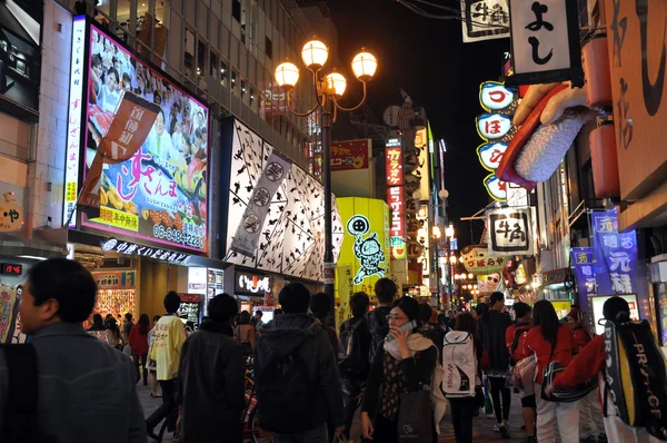 OSAKA, JAPÓN - 23 DE OCTUBRE: visita a la famosa calle Dotonbori — Foto de Stock