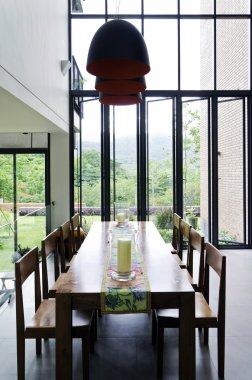 Yemek odasının içinde.