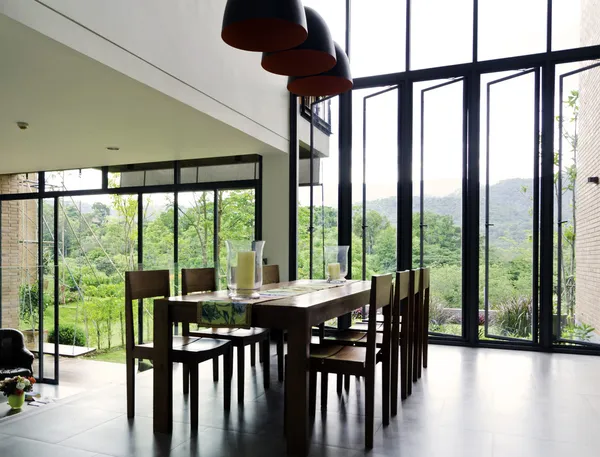 Salle à manger intérieur avec table et chaises en bois — Photo