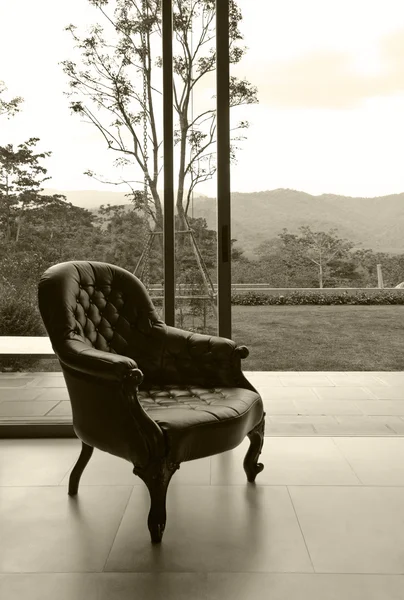 Cadeira de couro vintage no quarto, sépia processado — Fotografia de Stock