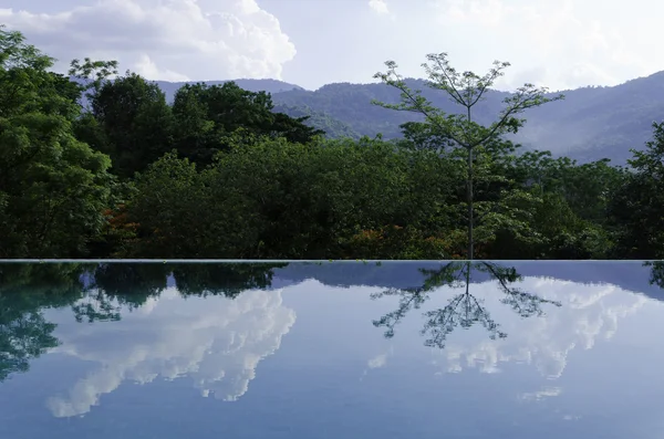 Reflexões sobre a piscina infinita — Fotografia de Stock
