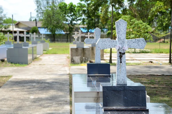 Cruzes no cemitério de Chantaburi — Fotografia de Stock